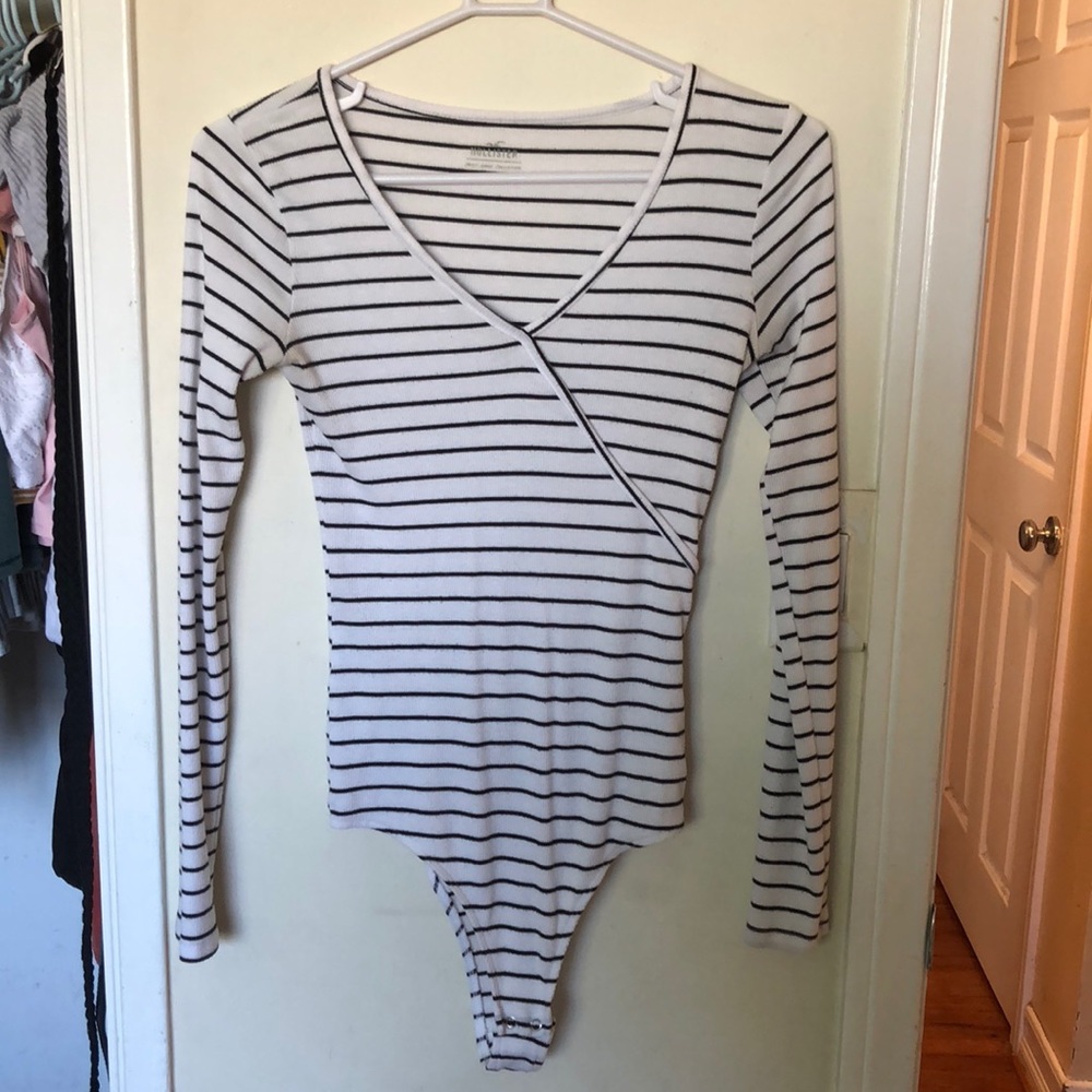 size M black and white v-neck bodysuit